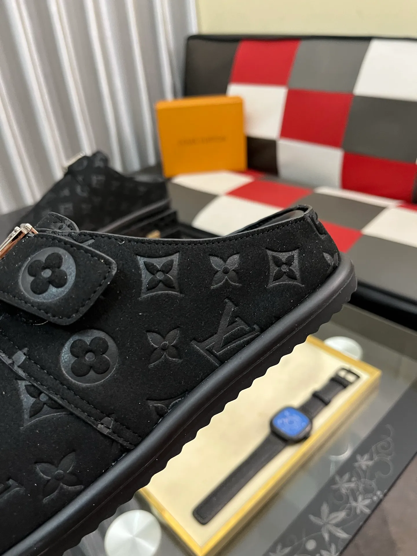 Men's shoes 💰380⌚️⌚️2025 new men's casual sandals and slippers, made of suede cow leather, with Monogram pattern to highlight the trendy style. Adjustable straps illuminated with LV letters, while a resilient insole and micro outsole provide lightweight comfort. Made of suede cow leather with embossed Monogram pattern and brand element metal hardware✅Adjustable straps➕Tough insole‼ ️Micro outsole. Comfortable and easy to wear‼ ️size: 38-446️⃣Colors available